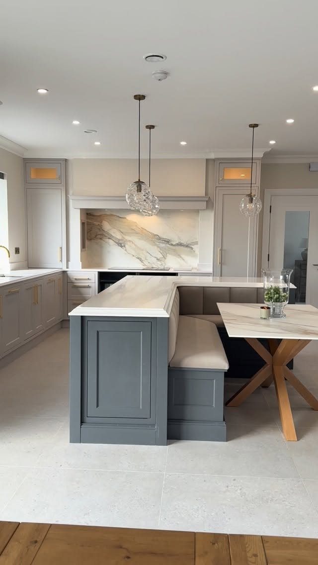 15 Kitchen Style L Shape Ideas, from Islands to Backsplashes 6 L-shaped kitchen peninsula with integrated banquette seating and attached wooden dining table