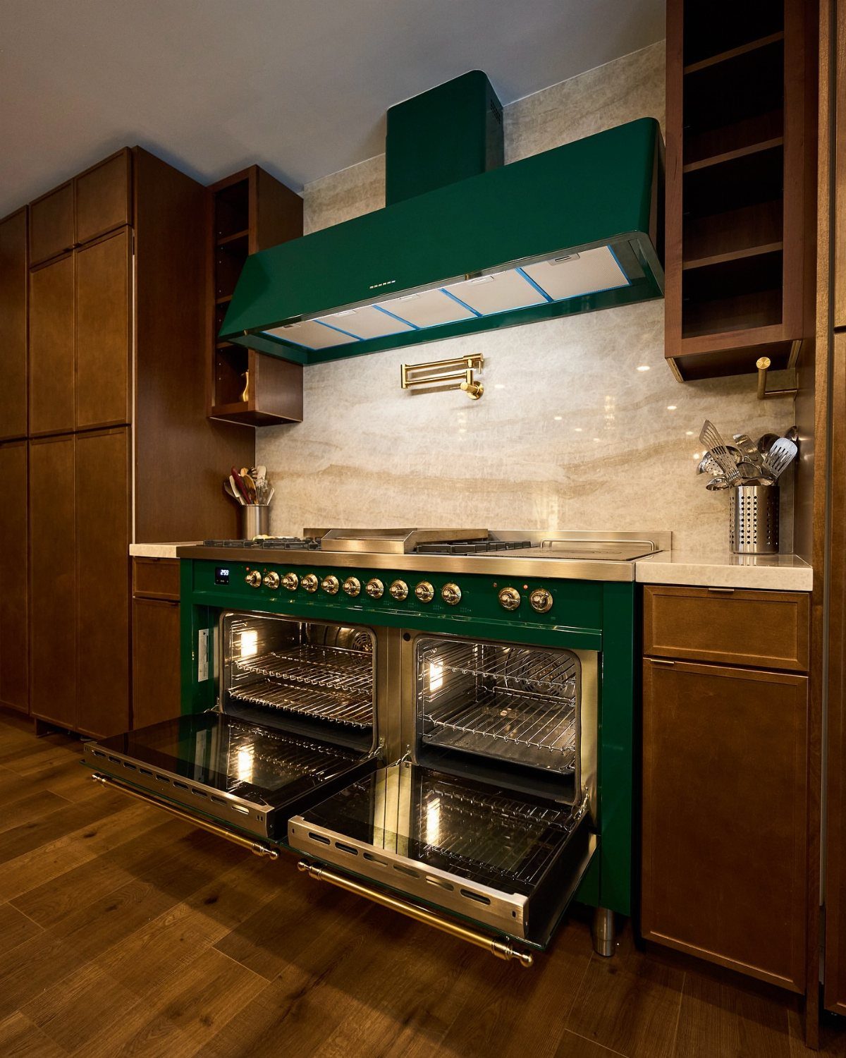 UK Kitchen Ideas Green: 21 Cabinet, Tile and Worktop Looks 4 Emerald green range cooker and extractor hood in a kitchen with wood cabinets.